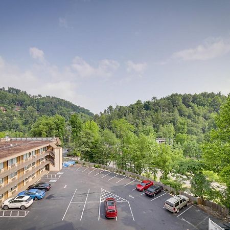 Stylish Gatlinburg Condo With Pool Walk Downtown! Exterior photo